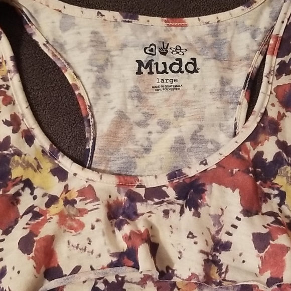 3 tank tops with ruffles - Picture 6 of 11